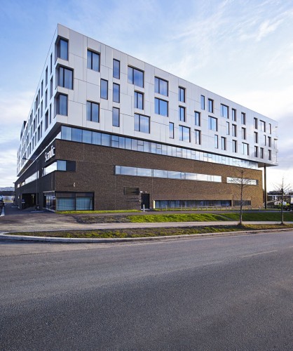 50d3dc72b3fc4b06460000eb_scandic-hotel-fornebu-nsw-as_scandic_fornebu_fra_veien-418x500